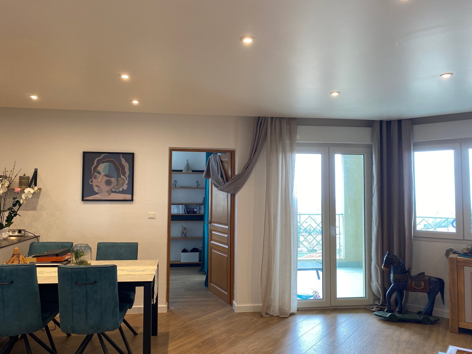 Résidence Saint Marc — salon ouvert sur la terrasse avec vue sur Bastia