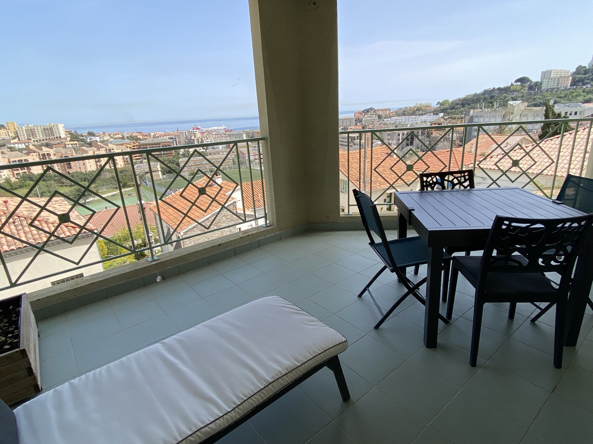 Terrasse avec vue sur Bastia et la mer